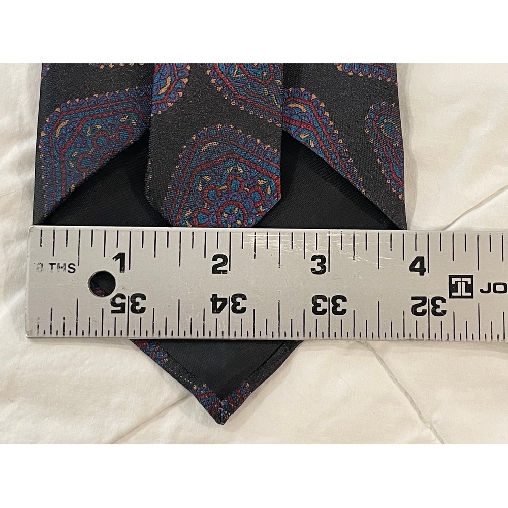 00240 - Geometric Wembley Tie Mens Necktie Medallion Black Red Blue VTG USA Made - Picture 5 of 6